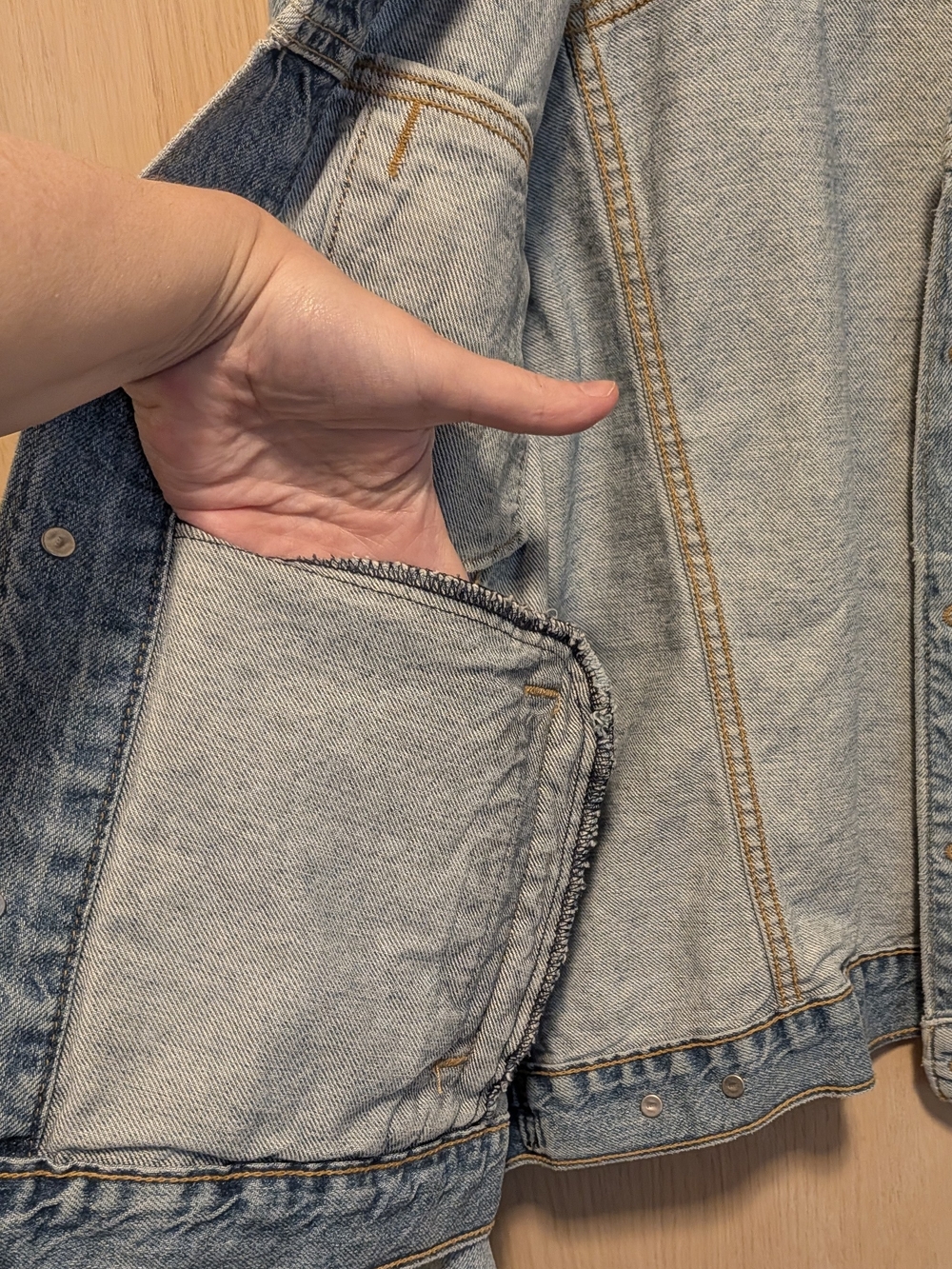 Levi's Women's L Classic Denim Jacket, Distressed - Picture 12 of 15